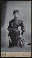 cca 1910 Hölgy műtermi portréja, keményhátú fotó Liederhoffer budapesti műterméből, 21x11 cm