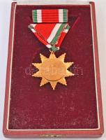 1957. "A Magyar Szabadság Érdemrend bronz fokozata" aranyozott Br kitüntetés mellszalagon,...