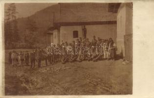 Oláhpatak, Vlachovo; Requirálás Oláhpatakon. csoportkép katonákkal / group photo with soldiers (EK)