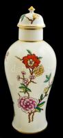 Hollóházi virágmintás porcelán fedeles váza, kézzel festett, hibátlan, jelzett, m: 32,5 cm