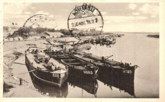 Komárom, Komárno; uszályok a kikötőben / barges at the port