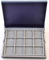 Az Éremművészeti Intézet éremtartó kazettája 1 kivehető tálcával, összesen 24 férőhellyel használt á...