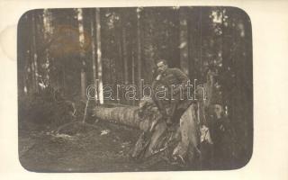 Osztrák-magyar katona a fronton egy kidőlt fán ül / WWI Austro-Hungarian K.u.K. soldier at the front sitting on a fallen tree. photo (fl)
