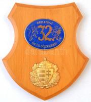 DN Budapest 32. Őr és Díszezred zománcozott jelvény fatalpon, alatta aranyozott címer (143x153mm) T:2