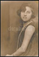 cca 1930 Hölgy gyöngysorral, műtermi fotó, 23x16 cm