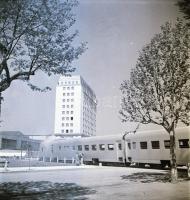 cca 1960 A GANZ-MÁVAG irodaépülete előtt, exportra készült vonatszerelvény, 2 db szabadon felhasznál...