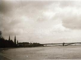 cca 1928 Szegedi híd és Démusz János étterme melletti BENZINKÚT, 2 db szabadon felhasználható, vintage negatív 6x9 cm