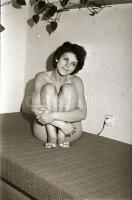 cca 1974 Lakótelepi lakások titkai, szolidan erotikus felvételek, 41 db vintage negatív, 24x36 mm