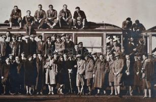 cca 1940 Debrecen, villamos és utazóközönsége, fotó, Szipál Ábrahám műterméből, szárazpecséttel jelz...