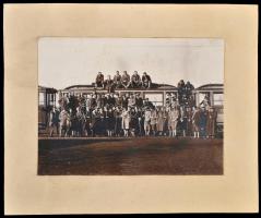 cca 1940 Debrecen, villamos és utazóközönsége, fotó, Szipál Ábrahám műterméből, szárazpecséttel jelz...