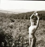 cca 1975 Szép leányok levetkőzve, szolidan erotikus felvételek, 13 db vintage negatív, 6x6 cm