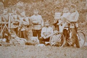 cca 1910 K. u. k. gyalogos csapattest csoportképe terepen, nagyméretű fotó, 20×38,5 cm / Austro-Hung...