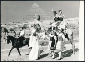 cca 1975 Eifert János (1943- ): Magyar néptáncosok a piramisoknál, fotó, hátulján pecséttel jelzett, 13×18 cm