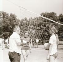 cca 1968 Sinka Antal (?-?) fotóriporter hagyatékából 21 db vintage negatív különféle témákról, 6x6 c...