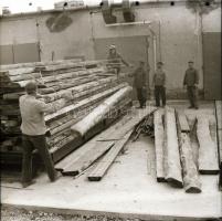 cca 1976 Sinka Antal (?-?) képriportja a velencei Agrokomplex Faipari üzemének szocialista brigádjai...