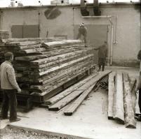 cca 1976 Sinka Antal (?-?) képriportja a velencei Agrokomplex Faipari üzemének szocialista brigádjai...