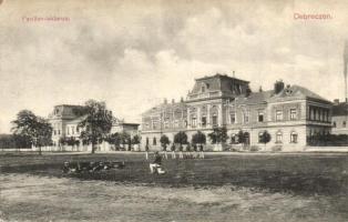 Debrecen, Pavilon gyalogsági laktanya, K.u.K. katonák az előtérben