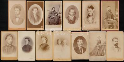 cca 1870 Grafikus KORONA ábrázolások magyar fényképész műtermekben készült, vizitkártya méretű fényképek hátoldalán, 13 db vintage fotó közös tétele, 10,5x6 cm