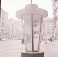 1970 Budapest, a Fővárosi Moziüzemi Vállalat hirdető oszlopai, plakáthelyei, kirakatai, ahol az új filmeket hirdették, 39 db szabadon felhasználható, vintage negatív, 6x6 cm