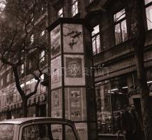 1970 Budapest, a Fővárosi Moziüzemi Vállalat hirdető oszlopai, plakáthelyei, kirakatai, ahol az új f...