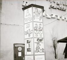1970 Budapest, a Fővárosi Moziüzemi Vállalat hirdető oszlopai, plakáthelyei, kirakatai, ahol az új f...