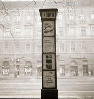 1970 Budapest, a Fővárosi Moziüzemi Vállalat hirdető oszlopai, plakáthelyei, kirakatai, ahol az új f...