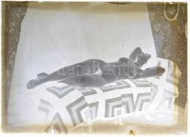 cca 1930 Szolidan erotikus felvétel, vintage üveglemez negatívon, Demeter Károly (1892-1983) budapesti fényképész hagyatékából, 6x9 cm