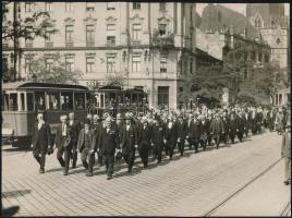 cca 1926-1933 Felvonulás az Üllői úton, az első sorban feltehetőleg Apponyi Albert, fotó, 17×23 cm