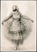 cca 1920-1930 Hölgy estélyiben, fotó, F. Pitner grazi műterméből, hátulján pecséttel jelzett, 22×15,5 cm