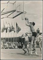 1953 Életképek a kosárlabda EB-ről: Magyarország ezüstérmes; a svéd csapat játszik, 2 db szovjet saj...