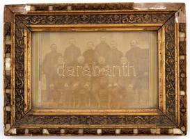 1900 Debrecen elöljárói, fotó, üvegezett sérült fa keretben, hátulján feliratozva, 10×16 cm