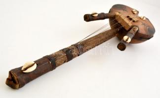 Lopótökből készült népi hat húros hangszer, h:44 cm
