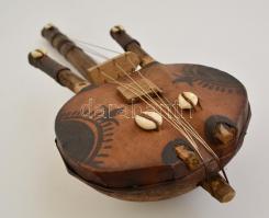 Lopótökből készült népi hat húros hangszer, h:44 cm