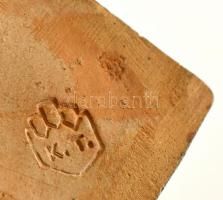 Komlós kerámia: Éneklő kislány. Festett mázas kerámia, jelzett, hibátlan, m:14 cm