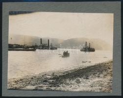 cca 1920-1930 Magyar királyi folyamőrök csoportképe, egyikük búvárruhába öltözve, hátoldalon hajók a...