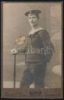 1900-1918 Az SMS Kaiser Karl VI matróza, keményhátú fotó Leon H. fia budapesti műterméből, 16×10 cm