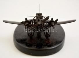 1930-as években készített bronz repülőgép asztali dísz. Fa talpazaton, mozgó propellerekkel, szép ál...
