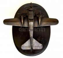 1930-as években készített bronz repülőgép asztali dísz. Fa talpazaton, mozgó propellerekkel, szép ál...