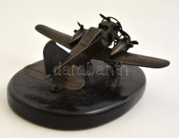 1930-as években készített bronz repülőgép asztali dísz. Fa talpazaton, mozgó propellerekkel, szép ál...