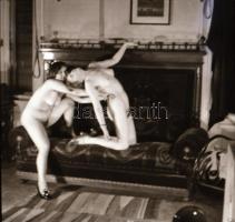 cca 1972 Erotikus és pornográf fotónegatívok, 24 felvétel 2 tekercsen, 5,5x5,5 cm