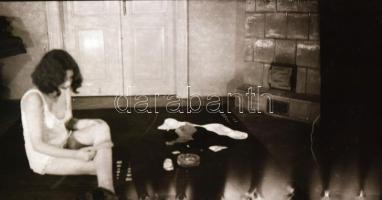 cca 1972 Erotikus és pornográf fotónegatívok, 20 felvétel 2 tekercsen, 5,5x5,5 cm