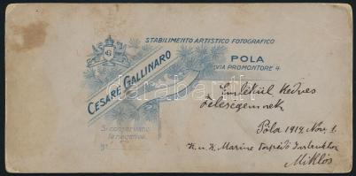 1914 Pola torpedo-instruktorként szolgáló magyar katona fotója teljes felszerelésben. Hátoldalt feli...