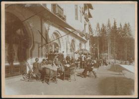 1906 február. Tátrafüredi vendégek sziesztája feliratozott nagyméretű keményhátú fotó / Tátrafüred guest siesta. 18x13 cm