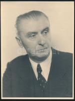 dr. Kiss Ferenc (1889-1966) anatómiaprofesszort ábrázoló fotó. Pécsi József fotóművész szárazpecséttel jelzett munkája. 18x23 cm