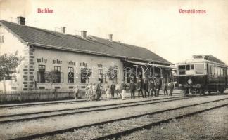 Bethlen, Beclean; Vasútállomás, vasutasok, villamos szerelvény. Kajári István kiadása / railway station, electric railway, railwaymen, tram (fl)