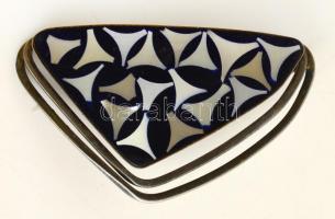 Ezüst(Ag) bross, gyöngyház berakással, jelzett, tű része nem ezüst, 4,5x2,5 cm, bruttó: 7 g