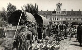 Sepsiszentgyörgy, Sfantu Gheorghe; piac, agyagedény árusok  / market, earthenware vendors. photo