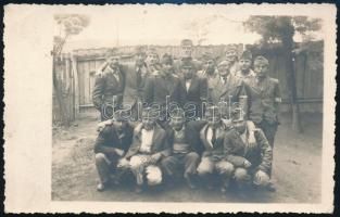 1944 Szeged, munkaszolgálatosok csoportképe, 2 db fotó, hátulján feliratozva, 9×14 cm