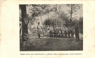 Reggeli áhítat utáni zászlófelvonás a Bethlen Gábor cserkészcsapat uszódi táborában / Hungarian boy scouts setting up the flagpole after devotion (EK)