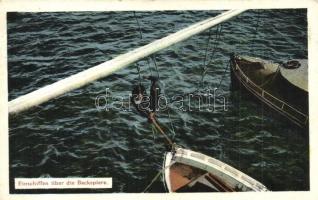 Einschiffen über die Backspiere. G. C. Pola 1912/13. / mariners embark on the swinging boom. K.u.K. Kriegsmarine (fl)